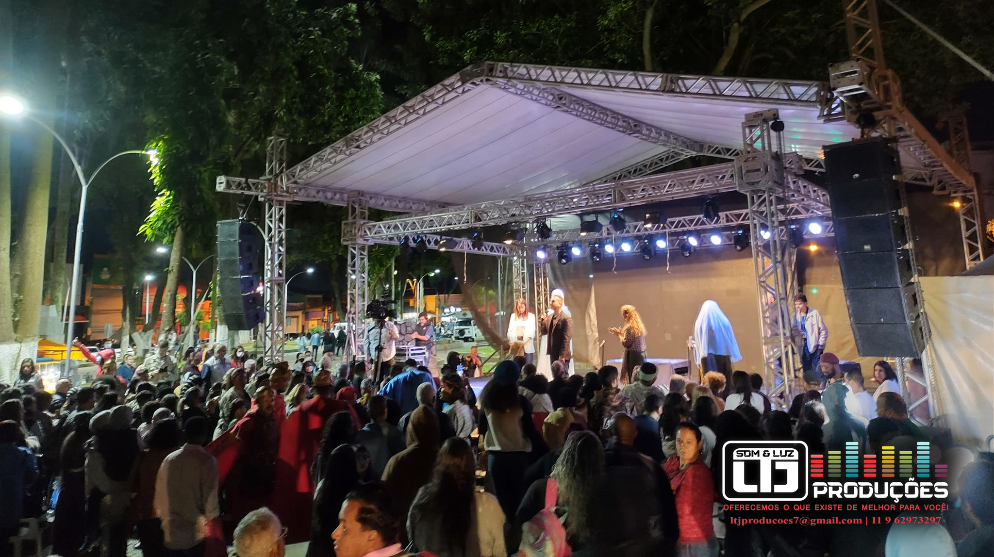 Palco e público em evento